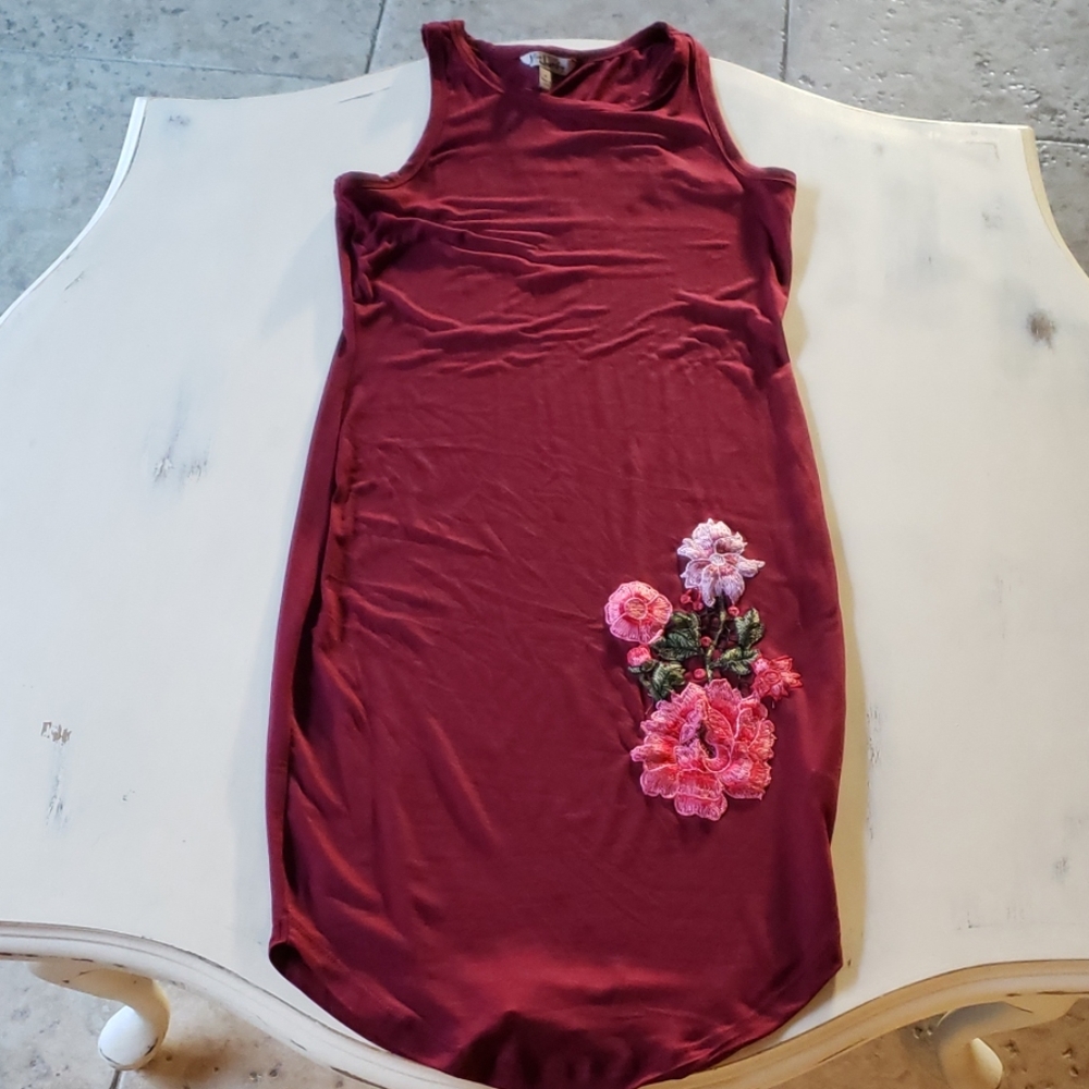 Long fitted dress with flower embroidery